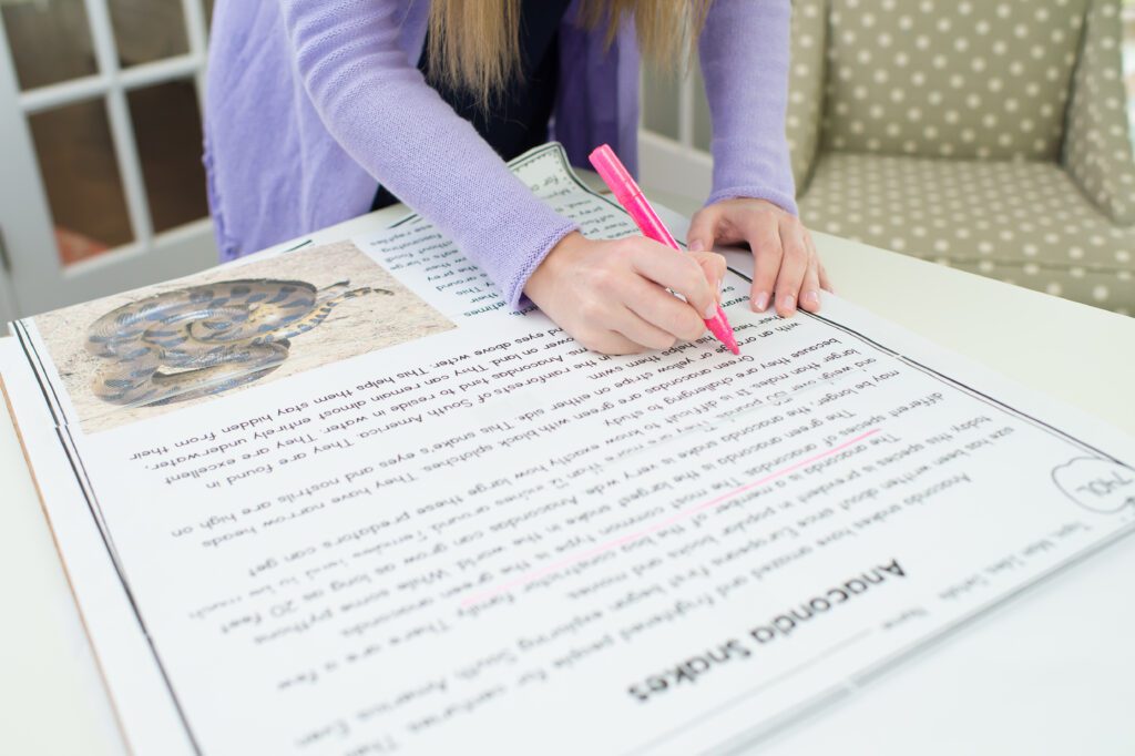 teacher using close reading passage to help students lean to read