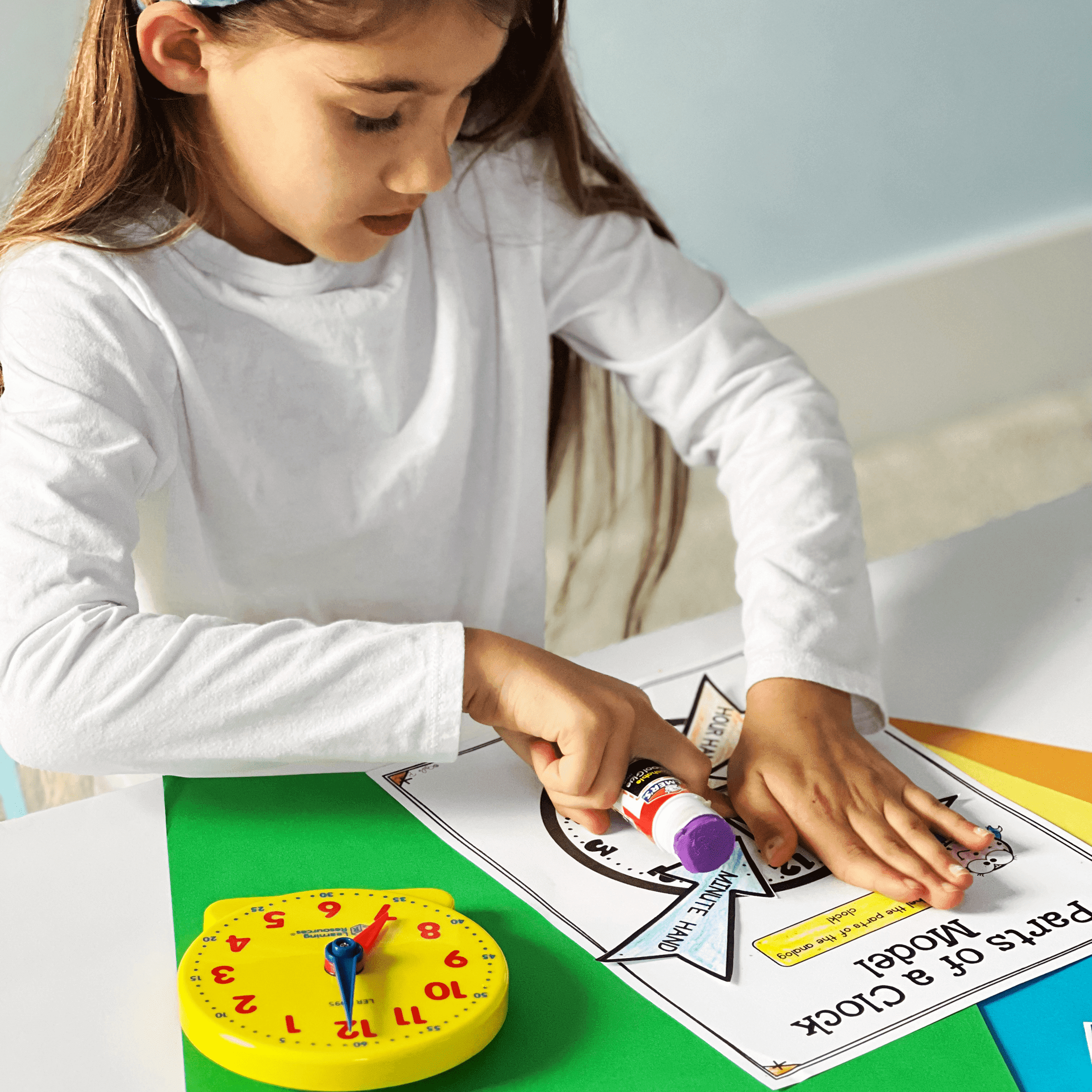 Telling Time to the Hour or Half Hour - 1st Grade Math - 1.MD.B.3 | MA.1.M.2.1 - Image 3